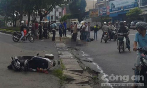 4. Xe khách đâm liên tiếp 3 xe máy, 1 người tử vong. Khoảng 11h30 ngày 23/6, trên Quốc lộ 20 đoạn qua trung tâm thành phố Bảo Lộc (Lâm Đồng), một chiếc xe khách chạy hướng TP HCM đi Đà Lạt bất ngờ va chạm với một chiếc xe máy chạy ngược chiều. Sau đó, nó tông vào xe ôtô 7 chỗ đỗ bên đường rồi tiếp tục lao vào xe máy do một phụ nữ điều khiển chạy cùng chiều. Vụ tai nạn khiến một người tử vong và 2 người bị thương nặng.