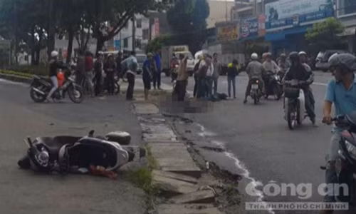 4. Xe khách đâm liên tiếp 3 xe máy, 1 người tử vong. Khoảng 11h30 ngày 23/6, trên Quốc lộ 20 đoạn qua trung tâm thành phố Bảo Lộc (Lâm Đồng), một chiếc xe khách chạy hướng TP HCM đi Đà Lạt bất ngờ va chạm với một chiếc xe máy chạy ngược chiều. Sau đó, nó tông vào xe ôtô 7 chỗ đỗ bên đường rồi tiếp tục lao vào xe máy do một phụ nữ điều khiển chạy cùng chiều. Vụ tai nạn khiến một người tử vong và 2 người bị thương nặng.