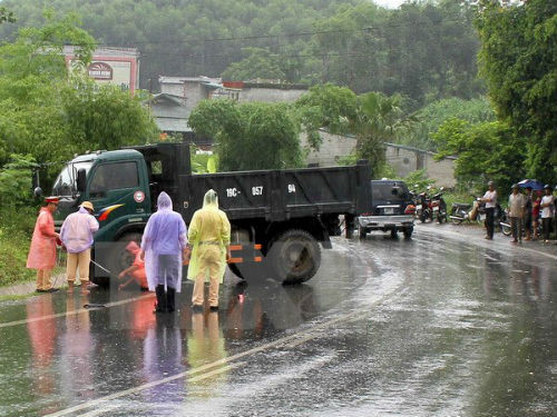 7. Ôtô mất lái tông thẳng vào xe máy, một người tử vong tại chỗ. Khoảng 9h30 ngày 24/6, tại "điểm đen" trên Quốc lộ 2 thuộc thôn An Phú 1, xã Thái Long, thành phố Tuyên Quang, tỉnh Tuyên Quang, ôtô do Nguyễn Hải Hưng (trú tại Phú Thọ) điều khiển bất ngờ mất lái, lao thẳng vào xe máy do anh Nguyễn Việt Dũng (SN 1992, trú tại Tuyên Quang) điều khiển đi ngược chiều. Hậu quả là anh Dũng tử vong tại chỗ.