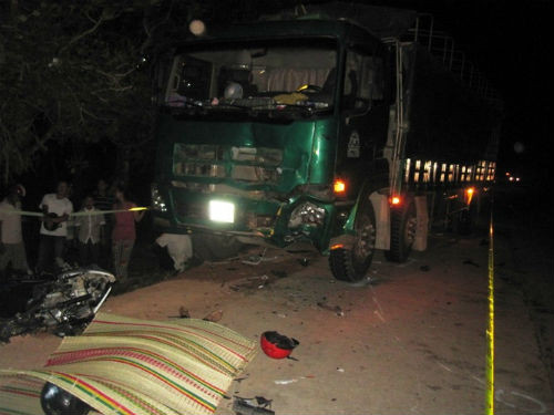 6. 2 xe máy đối đầu xe tải, 4 thanh niên thương vong. Khoảng 21h30 ngày 23/6, tại Km 23+20 trên tuyến QL19C thuộc thôn Hiệp Hưng (Canh Hiệp, Vân Canh, Bình Định), ô tô tải do tài xế Phạm Tài Lộc (Quảng Ngãi) điều khiển bất ngờ va chạm với 2 mô tô đi ngược chiều. Vụ tai nạn làm 3 người trên xe máy tử vong tại chỗ và một người bị thương nặng.