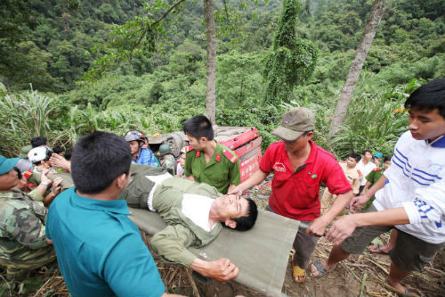 5. Xe giường nằm lao vực, hơn 40 người gặp nạn. Khoảng 12 trưa 23/6, xe giường nằm 42 chỗ lưu thông trên đường Hồ Chí Minh từ Đăk Nông ra Hà Nội. Khi đến đèo Lò Xo, giáp ranh giữa Quảng Nam và Kon Tum, xe bất ngờ lao xuống vực sâu 150 m. Vụ tai nạn khiến một người tử vong, 6 người bị thương nặng.