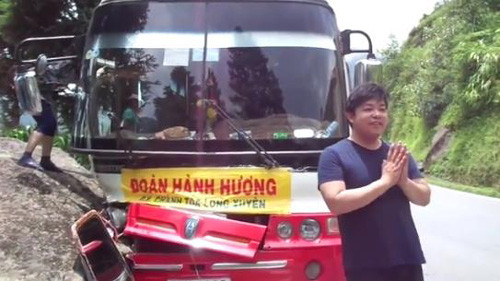 9. Xe Lexus chở Quang Lê va chạm ôtô khách ở Sa Pa. Vào tối 25/6, xe Lexus đời mới, không có biển số chở Quang Lê bất ngờ bị lạc tay lái, lấn sang phần đường trái chiều, va chạm với xe khách 45 chỗ chở đoàn hành hương xuất phát từ Long Xuyên. Xe khách va vào tảng đá lớn. Vụ va chạm khiến nhiều hành khách được phen kinh hoàng.