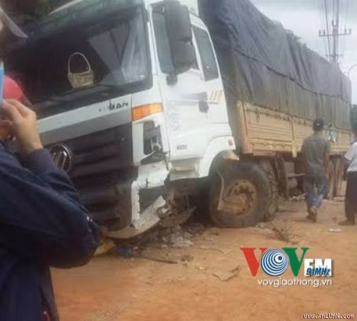 8. Xe tải mất phanh gây tai nạn, 1 người tử vong. Khoảng 11h trưa 26/6), khi vừa thả dốc ở cầu Eakhal tại quốc lộ 14, đường Giải Phóng thuộc Trung tâm thị Trấn EaDrăng, huyện EaH’Leo (Đắk Lắk), một xe tải bất ngờ mất phanh đâm trực diện vào xe máy chạy ngược chiều rồi tiếp tục tông vào một số phương tiện dựng khác trước đại lý thu mua nông sản. Vụ va chạm khiến người điều khiển xe máy tử vong trên đường đi cấp cứu.