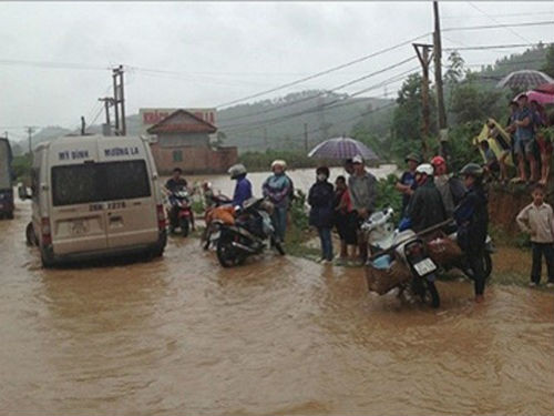 6. Số người thiệt mạng và mất tích trong cơn bão số 1 lên tới 12: Theo Văn phòng thường trực Ban Chỉ đạo Trung ương về Phòng chống thiên tai, tính đến sáng 25/6, đã có 8 người thiệt mạng (ở tỉnh Sơn La và Hải Dương), 4 người mất tích (tại tỉnh Sơn La) và 4 người bị thương (tại Sơn La và Hải Phòng) do ảnh hưởng của bão số 1. Trong đó, Sơn La là địa phương bị thiệt hại nặng nề về người và tài sản do ảnh hưởng của bão số 1.