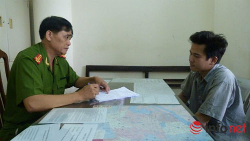 2. Sát thủ giết đồng nghiệp, đốt xác phi tang ra đầu thú: Liên quan đến vụ án “sát hại đồng nghiệp, đốt xác phi tang vì chiếc điện thoại di động”, sáng 23/6 Công an huyện Bình Chánh, TP HCM cho hay đã di lý nghi can Vắn Cống Bảo (SN 1992, quê Đồng Nai, tạm trú huyện Bình Chánh) từ Hà Nội về đến TP HCM và bước đầu làm rõ hành vi phạm tội của người này.