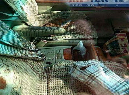 4. Đôi nam nữ đi xe Lexus bị tạt axit: Chiều 22/6 Công an TP Hải Phòng cho biết, đã có thông tin ban đầu về kết quả điều tra vụ tạt axit giữa phố ngày 21/6. Theo đó, anh Trịnh Xuân Thanh (SN 1970) cùng chị Nguyễn Thị Bích Phượng (SN 1973, cùng trú tại Hải Phòng) đi từ ngõ 346 Tô Hiệu ra ô tô. Khi vừa mở cửa lái lên xe thì bất ngờ bị 2 thanh niên đi xe máy hắt axit khiến anh Thanh bị bỏng kết mạc 2 mắt, bỏng vùng mặt, ngực, bụng, 2 tay và 2 chân; chị Phượng bị bỏng nhẹ phần tay trái và cổ.