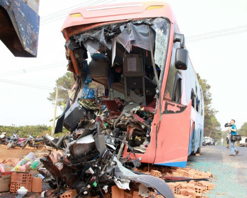 6. Xe giường nằm tông thẳng đuôi xe tải, 2 người chết tại chỗ Khoảng 4h sáng 18/4, trên Quốc lộ 14, thuộc Km66 đoạn qua thôn Ea Plây (xã Cư Né, huyện Krông Buk, tỉnh Đắk Lắk), xe giường nằm BKS: 51B-150.53 chạy tuyến Sài Gòn – Gia Lai bất ngờ tông trực diện vào phía sau đuôi xe tải mang BKS: 47C-018.17 chở gạch đang đậu bên đường. Cú tông mạnh khiến tài xế và phụ xe khách tử vong tại chỗ, nhiều hành khách trên xe bị thương nặng.