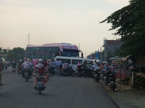 3. Xe giường nằm mất lái lao sang đường tông xe 12 chỗ Khoảng 16h ngày 10/5, khi đang lưu thông trên Quốc lộ 1 đoạn qua thôn 2, xã Đức Nhuận, huyện Mộ Đức (tỉnh Quảng Ngãi), xe giường nằm của nhà xe Xuân Tùng chạy hướng Đà Nẵng - TP HCM bất ngờ mất lái lao qua bên kia đường rồi tông vào ô tô 12 chỗ BKS 92B-00528 đi hướng ngược lại. Tai nạn khiến 7 trong số 8 người trên xe 12 chỗ bị thương nặng.