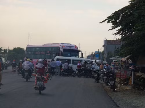 3. Xe giường nằm mất lái lao sang đường tông xe 12 chỗ Khoảng 16h ngày 10/5, khi đang lưu thông trên Quốc lộ 1 đoạn qua thôn 2, xã Đức Nhuận, huyện Mộ Đức (tỉnh Quảng Ngãi), xe giường nằm của nhà xe Xuân Tùng chạy hướng Đà Nẵng - TP HCM bất ngờ mất lái lao qua bên kia đường rồi tông vào ô tô 12 chỗ BKS 92B-00528 đi hướng ngược lại. Tai nạn khiến 7 trong số 8 người trên xe 12 chỗ bị thương nặng.