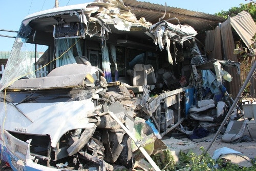 9. Xe giường nằm chạy quá tốc độ: 10 người tử vong Khoảng 2h sáng 9/2, tại QL1A đoạn thuộc thôn Minh Tiến - Hàm Minh - Hàm Thuận Nam - Bình Thuận, do xe giường nằm BKS 51B-14122 lưu thông hướng từ TP HCM ra Nghệ An chạy lấn đường đã tông trực diện xe khách BKS 86B–00284 lưu thông chiều ngược lại. Vụ tai nạn làm 10 người chết, 9 người bị thương. 