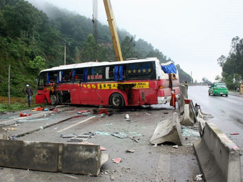 7. Xe giường nằm lật nghiêng, 2 người nguy kịch Khoảng 14h30 ngày 11/3, trên tuyến quốc lộ 8B, đoạn qua địa phận thôn 5, xã Xuân Lĩnh (huyện Nghi Xuân, Hà Tĩnh), xe giường nằm BKS 36B-008.44 (chạy tuyến Đà Nẵng-Thanh Hóa) đang lưu thông với tốc độ cao thì bất ngờ mất lái, cày nát dãy cọc tiêu bên phải đường rồi lao sang trái tông vào dải phân cách cứng giữa đường trước khi lật nghiêng sang làn đường trái chiều. Vụ tai nạn khiến 2 người nguy kịch.
