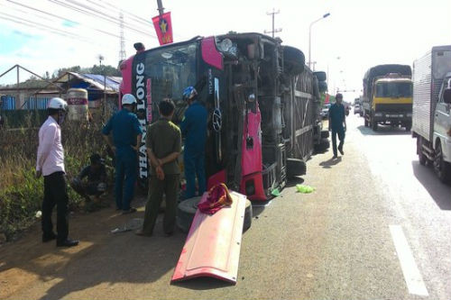 5. Lật xe giường nằm, 7 người nhập viện Khoảng 14h ngày 22/4, trên Quốc lộ 1A, đoạn qua ấp Suối Tre, xã Suối Tre, thị xã Long Khánh, tỉnh Đồng Nai, xe giường nằm do tài xế Lương Xuân Thủy, 35 tuổi, cầm lái chạy đang lưu thông hướng Nam - Bắc bất ngờ đâm vào dải phân cách cứng giữa đường khiến chiếc xe mất thăng bằng và lật nghiêng. Vụ tai nạn làm 7 người bị thương. Nguyên được xác định là do tài xế ngủ gật.