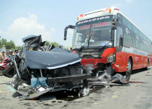 4. Xe giường nằm đâm nát ô tô con, 4 người chết tại chỗ Khoảng 11h ngày 29/4, tại đường tránh Nam Hải Vân (đoạn qua thôn Phú Hạ, xã Hòa Sơn, huyện Hòa Vang, TP.Đà Nẵng), xe giường nằm BKS 74B. 00237 lưu thông tốc độ cao bất ngờ tông vào xe ô tô Toyota Camry BKS 43A. 12315 do tài xế Nguyễn Hoàng Anh (SN 1987, ngụ TP Đà Nẵng) điều khiển chở theo 6 người. Hậu quả, 4 người ngồi trên xe ô tô con tử vong tại chỗ trong đó có 1 bé trai 2 tuổi.