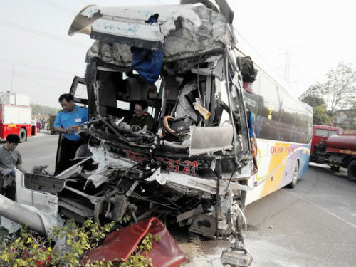 10. Tông xe tải, tài xế xe giường nằm tử vong Khoảng 5h15 ngày 22/1, anh Nguyễn Bá Lâm (44 tuổi, ngụ Gia Lai) điều khiển xe giường nằm BKS 81B-00913, chở hơn 20 khách từ Gia Lai về TP HCM, đã tông vào xe tải chở gỗ cao su tại đường Tạo Lực, gần giao lộ Tạo Lực 7 – N5, địa bàn phường Phú Tân, TP Thủ Dầu Một, tỉnh Bình Dương. Vụ tại nạn khiến hai chân của anh Long bị dập nát, vùng đầu tổn thương nặng dẫn đến tử vong, 8 hành khách trên xe cũng phải nhập viện.