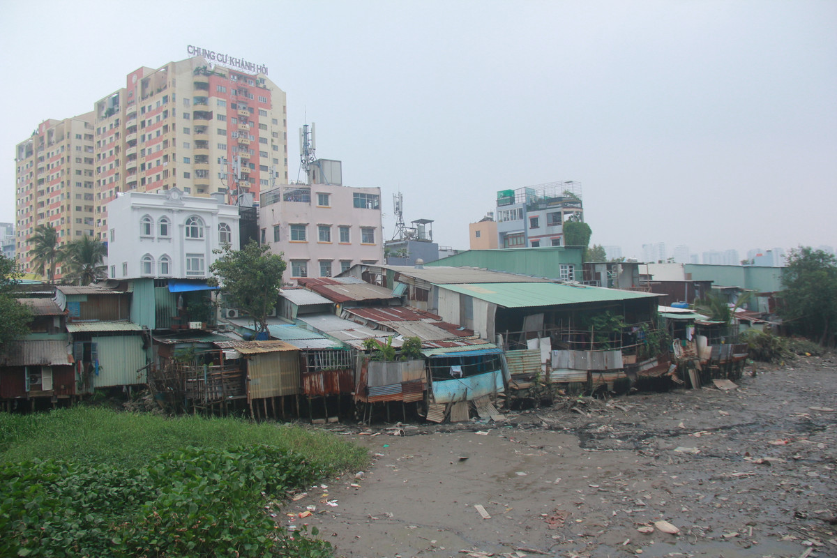  Ngoài ra, dọc các dòng kênh Đôi, kênh Tẻ hay những khu vực ven sông thuộc địa bàn quận 4, quận 7, quận 8… (TPHCM), không khó bắt gặp những căn nhà xập xệ, được che chắn tạm bằng những mái tôn cũ nát, những mảnh bìa các tông nham nhở, nằm vắt mình trên những chiếc cọc chống yếu ớt nổi trên mặt nước hôi thối. 