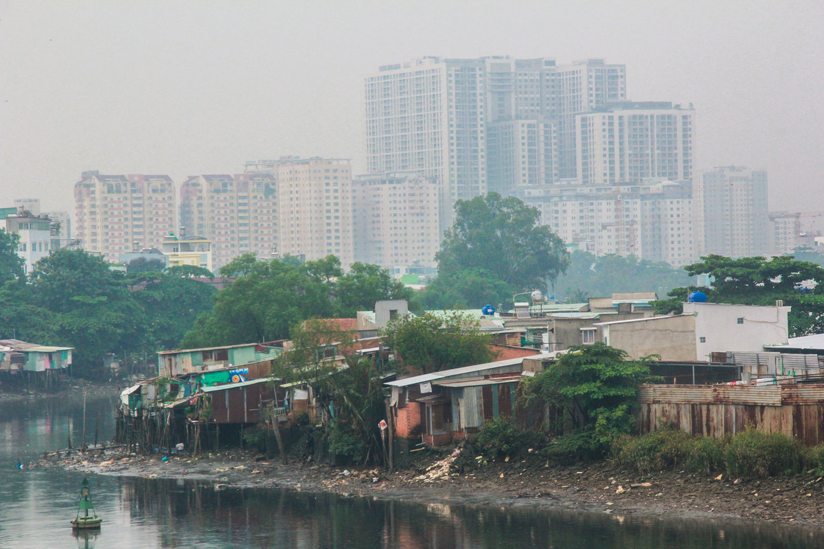  Với thực trạng trên, Phó chủ tịch Hội Kiến trúc sư Việt Nam đề xuất áp dụng biện pháp "giải tỏa trắng" không gian dọc nhiều kênh, rạch, tuyến sông nội thành ở TP.HCM để tạo dựng lại một môi trường sống mới, đầy đủ tiện chức năng hơn. 