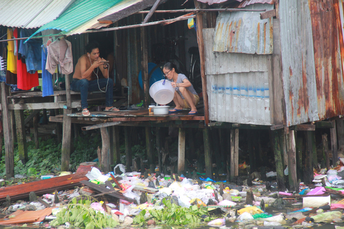  Liên quan tới vấn đề trên, ông Khương Văn Mười, Phó chủ tịch Hội Kiến trúc sư Việt Nam đã nêu ra thực trạng và các vấn đề tại nhiều kênh, rạch ở TP.HCM đang làm ảnh hưởng tới môi trường và mất mỹ quan đô thị TP. Theo ông Mười, nhiều khu kênh, rạch, khu nhà ổ chuột ven sông, kênh rạch ở đang bị ô nhiễm nặng nề do rác, nước thải, làm ảnh hưởng xấu tới môi trường xã hội, điều kiện phát triển của cư dân tại đây bị ảnh hưởng lớn. 