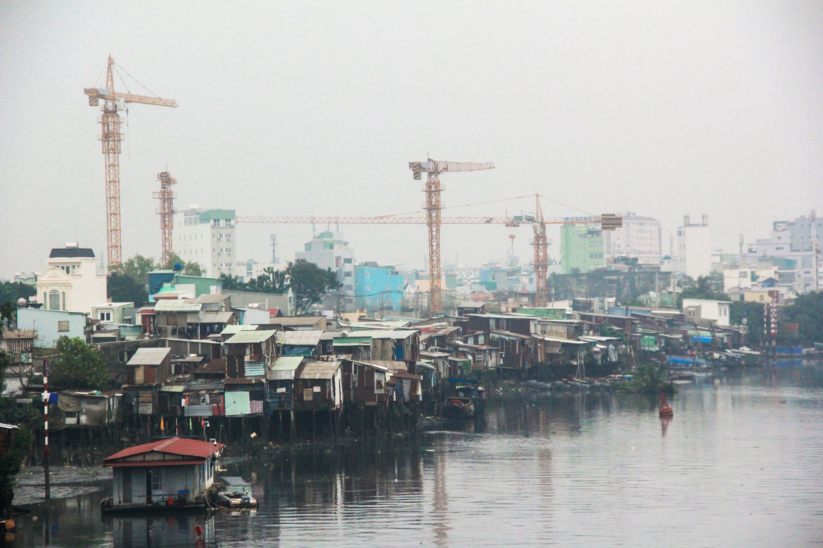  Kiến trức sư cũng góp ý, TP.HCM nên thực hiện phương án này theo hình thức cuốn chiếu từ giai đoạn. Trong đó sẽ tổ chức tái định cư cho người dân, tạo dựng lại nếp sông an toàn về kinh tế và xã hội cho những khu vực dân cư này.