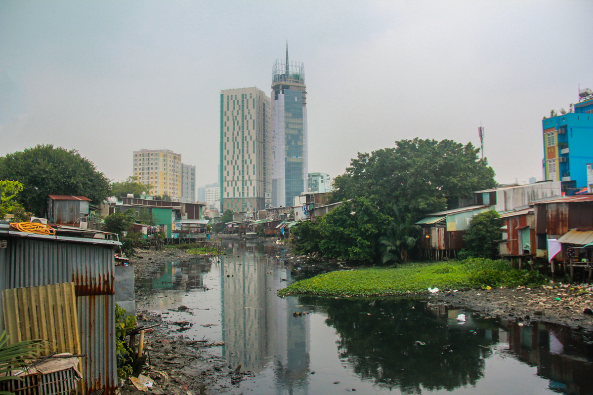  Hiện tại, khu vực bị cho là ô nhiễm nhất TP.HCM chính là rạch Xuyên Tâm, nằm ở quận Bình Thạnh. Với chiều dài 6,2 km, khoảng 1.600 hộ dân đang sinh sống xung quanh con rạch ô nhiễm này. 