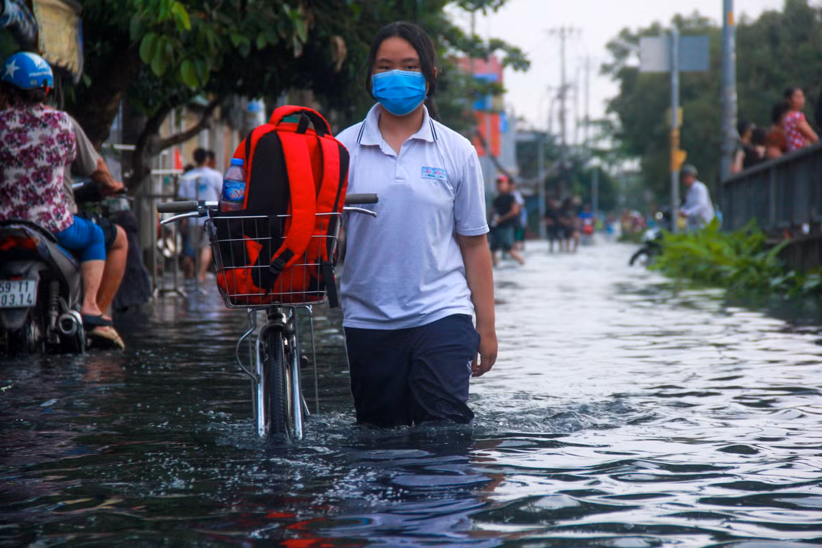 Hoc sinh Sai Gon bi bom trong lan nuoc den ngom sau tan hoc-Hinh-3