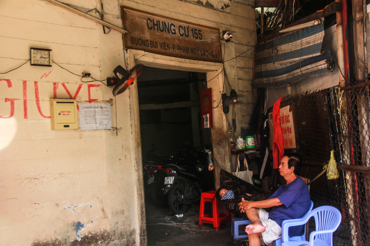 Sau 3 tháng có quyết định di dời tới nơi tạm cư mới, đa số các hộ dân tại chung cư 155 - 157 Bùi Viện (phường Phạm Ngũ Lão, quận 1, TP.HCM) gần như đã rời đi gần hết. Tuy nhiên, hiện tại vẫn còn khoảng 10 hộ dân vẫn cố "bấu víu", sống tạm lại khu chung cư này sau khi nhận quyết định giải toả. 