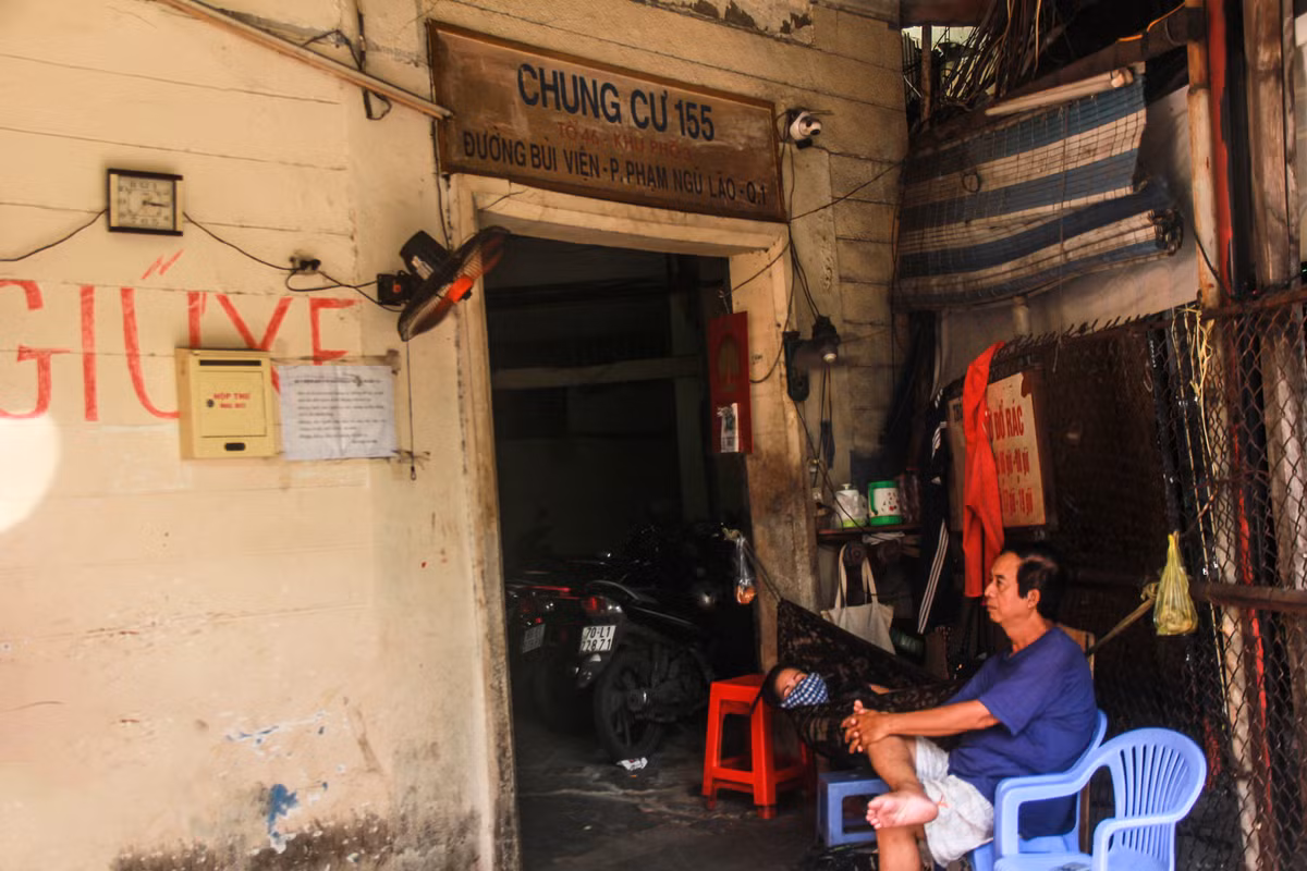 Sau 3 tháng có quyết định di dời tới nơi tạm cư mới, đa số các hộ dân tại chung cư 155 - 157 Bùi Viện (phường Phạm Ngũ Lão, quận 1, TP.HCM) gần như đã rời đi gần hết. Tuy nhiên, hiện tại vẫn còn khoảng 10 hộ dân vẫn cố "bấu víu", sống tạm lại khu chung cư này sau khi nhận quyết định giải toả. 