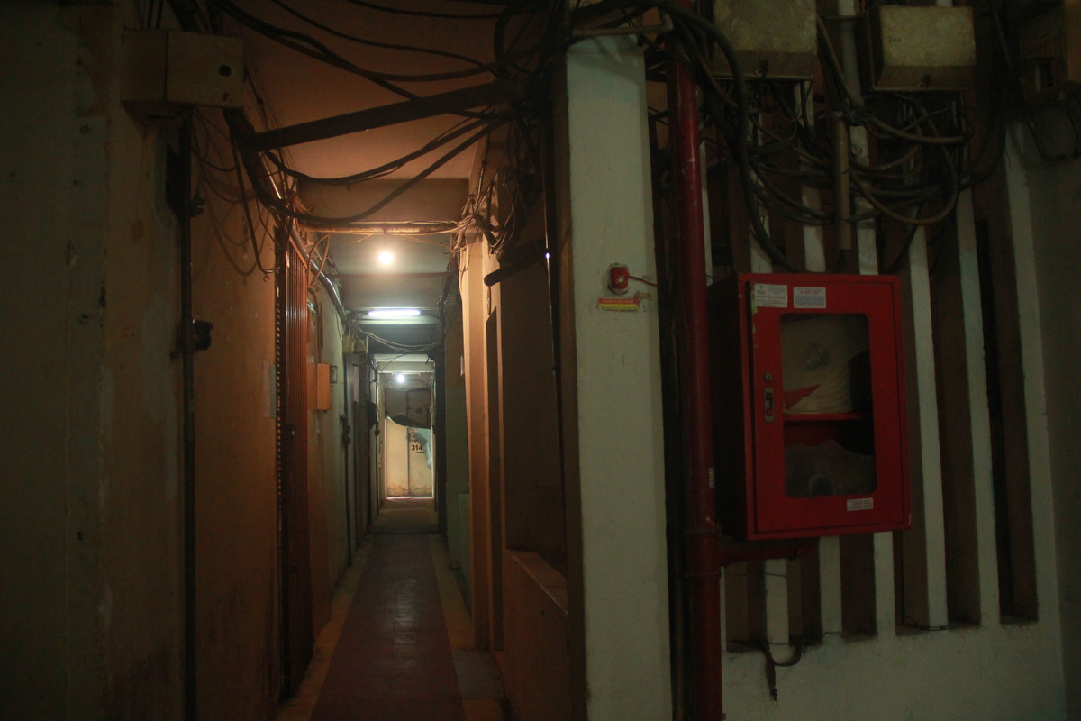 "Những hộ đã chuyển đi sớm là do người ta nhận được nhà ở tạm phù hợp, hoặc là họ có điều kiện sẵn, mua trước nhà ở ngoài rồi nên đi rất dễ dàng. Còn chúng tôi không có điều kiện để mua nhà, tiền hỗ trợ thuê nhà thì thấp, làm sao đi được" - một cư dân khác cho hay.