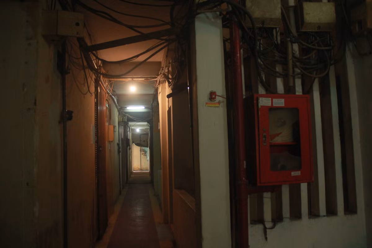 "Những hộ đã chuyển đi sớm là do người ta nhận được nhà ở tạm phù hợp, hoặc là họ có điều kiện sẵn, mua trước nhà ở ngoài rồi nên đi rất dễ dàng. Còn chúng tôi không có điều kiện để mua nhà, tiền hỗ trợ thuê nhà thì thấp, làm sao đi được" - một cư dân khác cho hay.