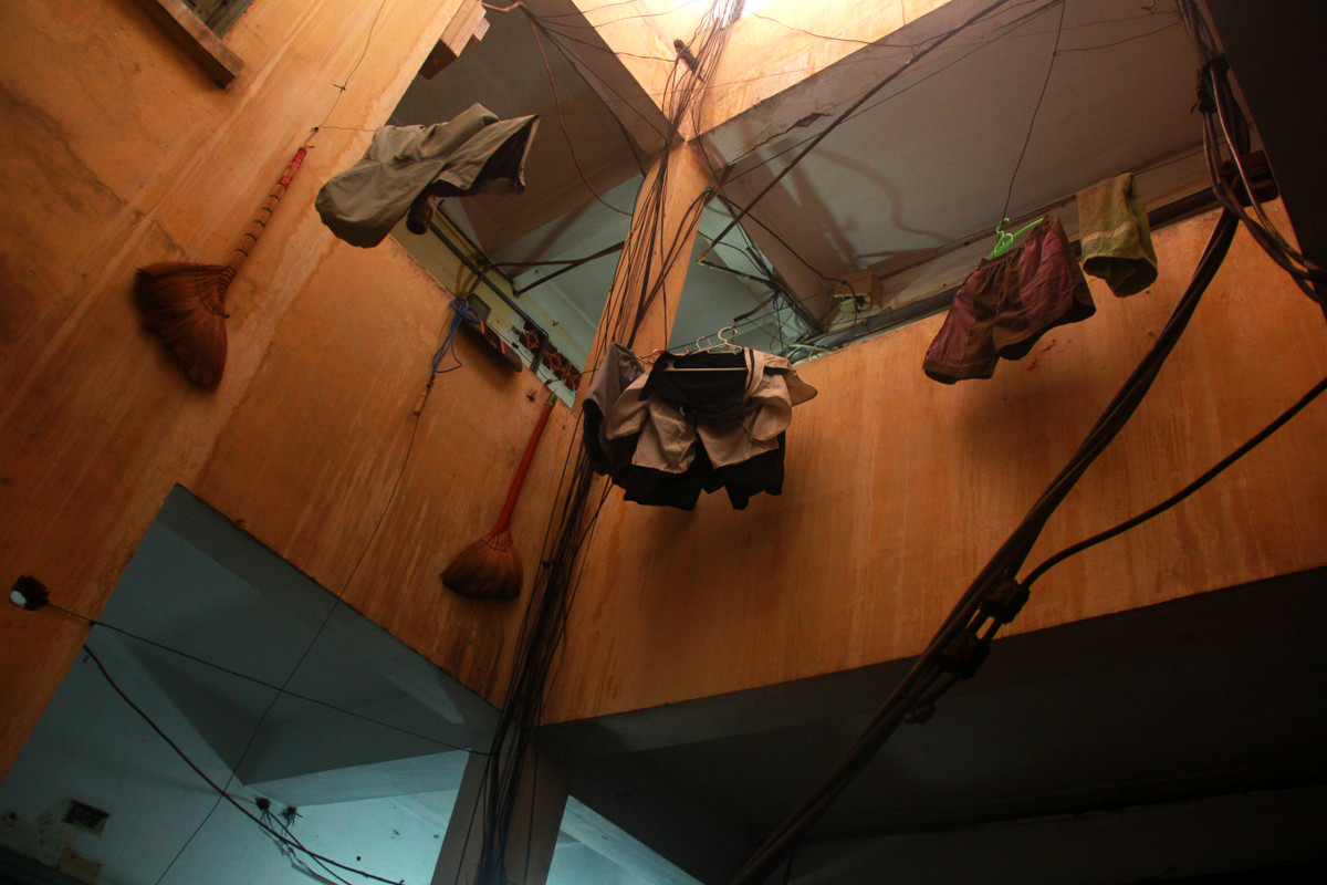 Một số vật dụng, áo quần của những cư dân cuối cùng tại chung cư này.