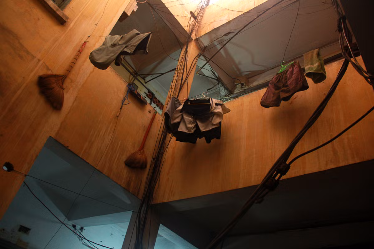 Một số vật dụng, áo quần của những cư dân cuối cùng tại chung cư này.