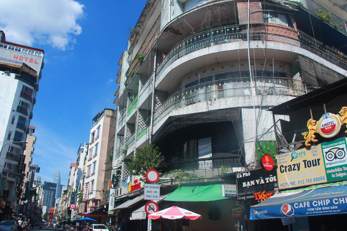 Khu chung cư 155 - 157 Bùi Viện xuống cấp, nằm trong diện công trình loại D, rất nguy hiểm. Chung cư 155-157 Bùi Viện đi vào hoạt động hơn nửa thế kỷ trước, sau chừng ấy thời gian, khu chung cư này bắt đầu xuống cấp nghiêm trọng. Nhằm đảm bảo an toàn cho gần 100 hộ gia đình trong chung cư và các hộ dân sống xung quanh, Sở Xây dựng TP.HCM đã cho kiểm định. Kết quả cho thấy khu chung cư này thuộc loại D, nằm trong diện hư hỏng nặng và rất nguy hiểm. 