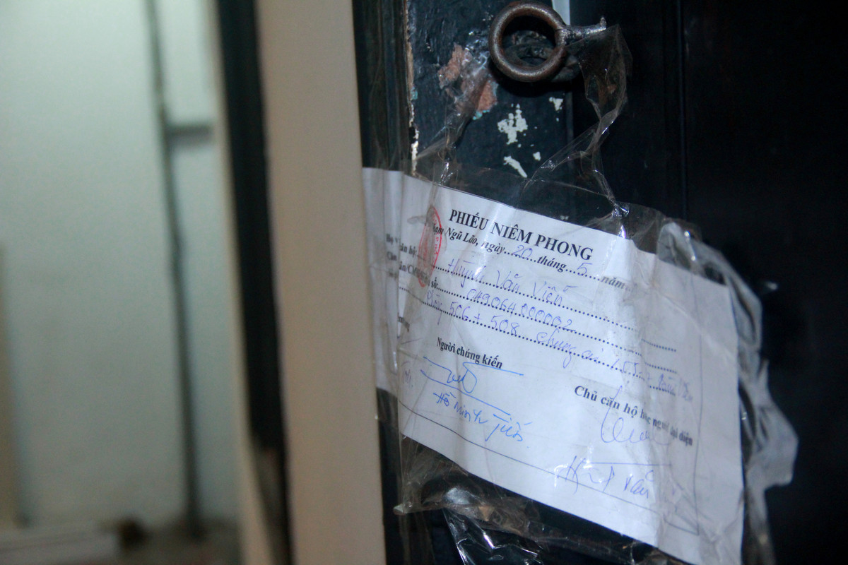 "Họ hỗ trợ gia đình tôi mỗi tháng 5 triệu đồng, mà với mức hỗ trợ đó thì không đủ để chúng tôi có thể thuê nhà mới để ở được. 3 tháng nay chưa có cách giải quyết, chúng tôi đành cố sống tạm ở đây" - ông Đức nói.