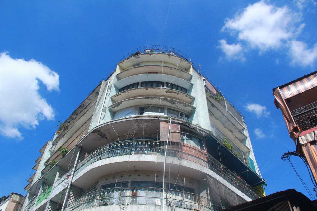 Khu chung cư 155 -157 Bùi Viện nằm ngay cuối phố Tây Bùi Viện, một trong những tuyến phố sầm uất và náo nhiệt nhất Sài Gòn.