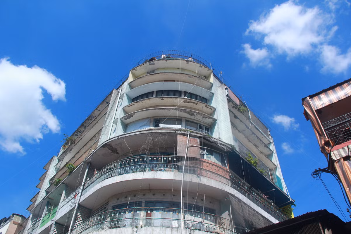 Khu chung cư 155 -157 Bùi Viện nằm ngay cuối phố Tây Bùi Viện, một trong những tuyến phố sầm uất và náo nhiệt nhất Sài Gòn.