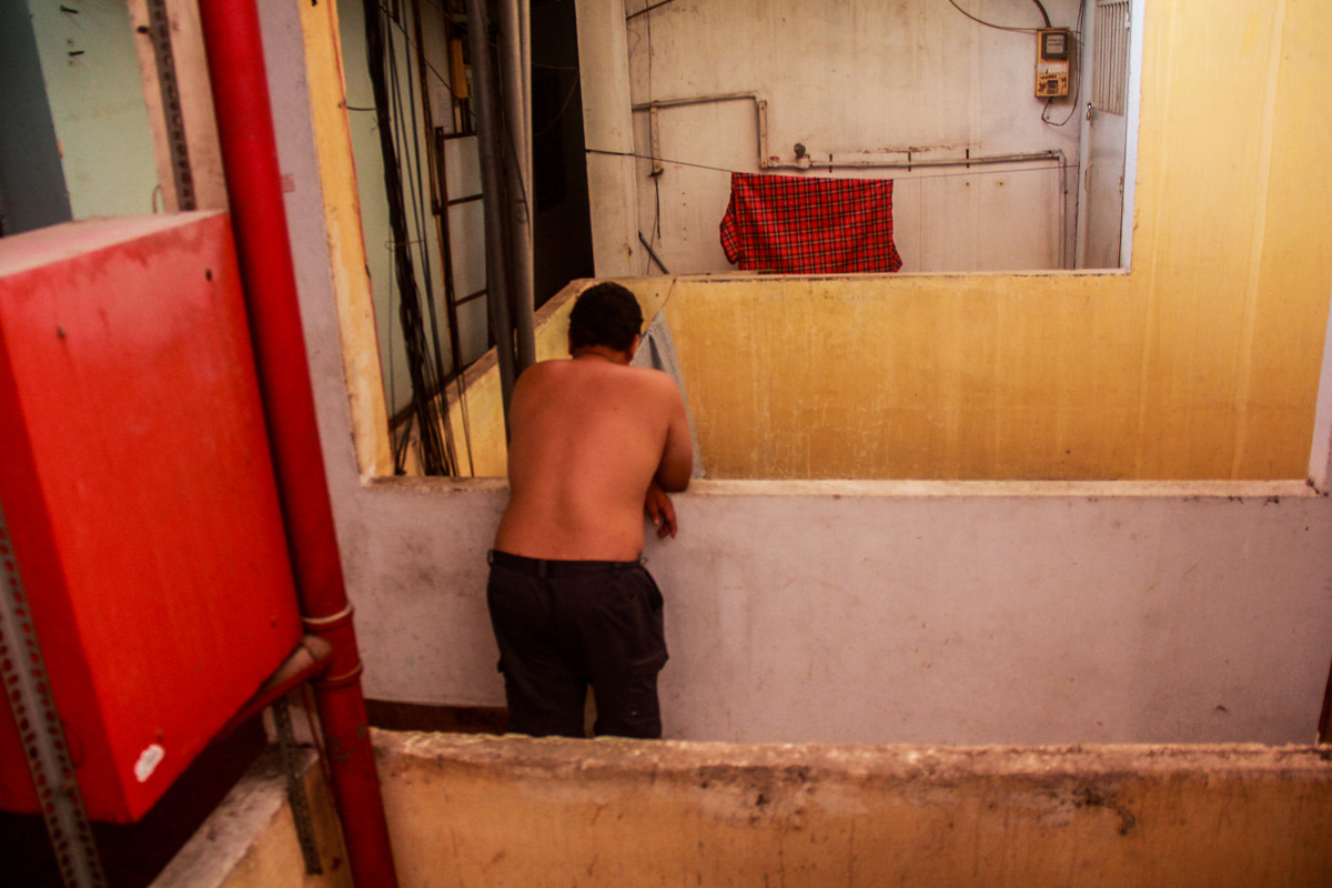 Những cư dân cuối cùng còn cố bám lại chung cư 155 - 157 Bùi Viện sau giải toả. "Thôi thì cố bám víu lại đây, được chừng nào hay chừng đó. Mọi người đi hết, mình ở lại cũng buồn lắm, chả ai muốn ở lại cả, nhưng giờ chính quyền không đưa ra được phương án phù hợp thì đành chịu. Ở không được mà đi cũng không xong" - anh Châu chia sẻ.