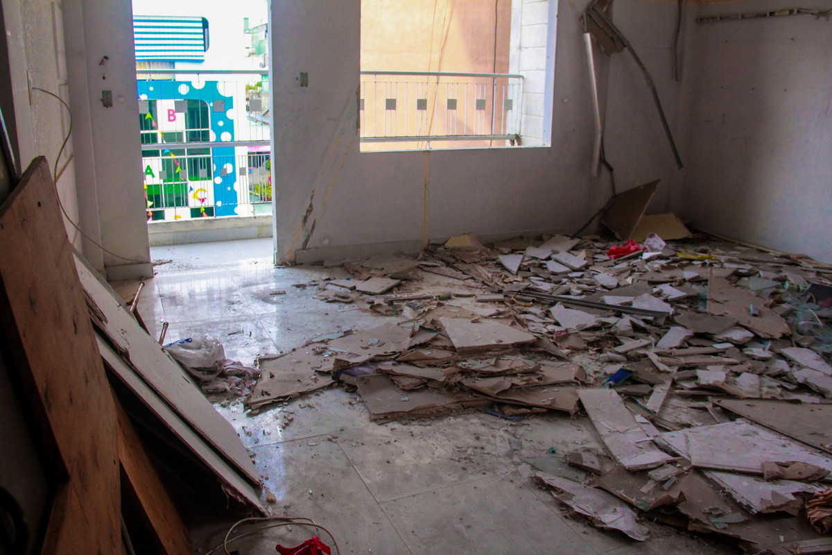 Anh Nguyễn Văn Châu, con trai ông Đức chia sẻ, hiện giờ cả khu chung cư có gần 100 hộ thì đã di dời đi gần hết, còn lại khoảng hơn 10 hộ là chưa thể đi vì chưa có phương án thích hợp, thuê nhà mới với mức 5 triệu đồng ở thành phố thì lại rất khó khăn.