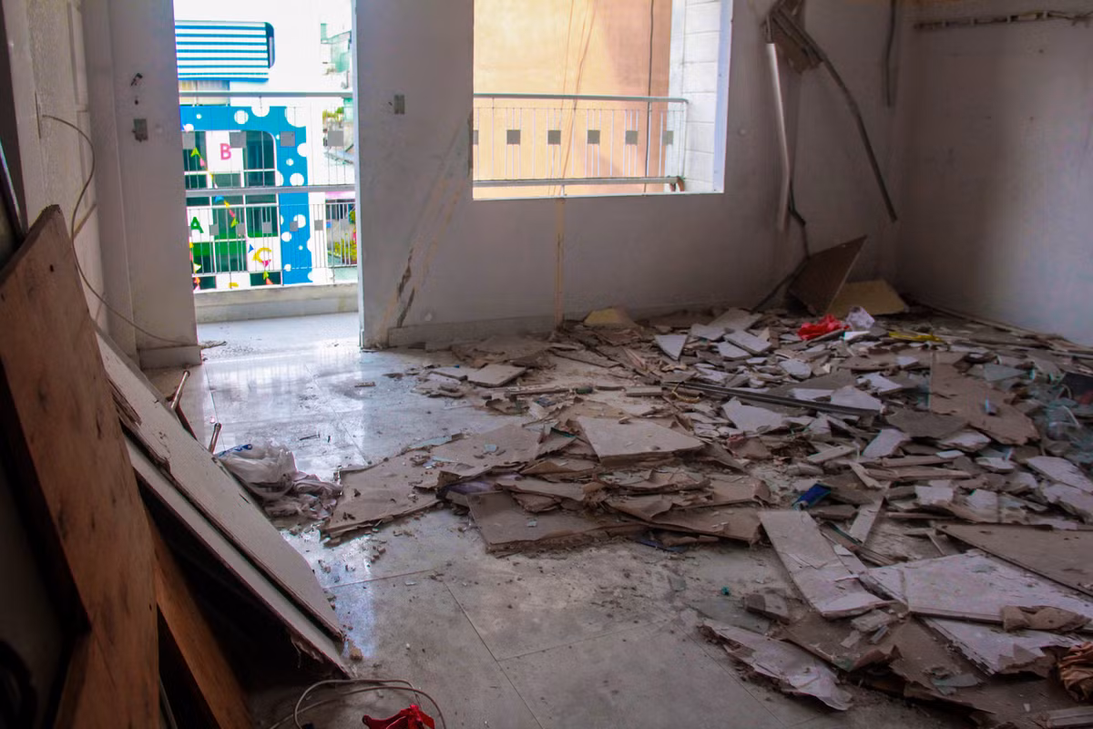 Anh Nguyễn Văn Châu, con trai ông Đức chia sẻ, hiện giờ cả khu chung cư có gần 100 hộ thì đã di dời đi gần hết, còn lại khoảng hơn 10 hộ là chưa thể đi vì chưa có phương án thích hợp, thuê nhà mới với mức 5 triệu đồng ở thành phố thì lại rất khó khăn.