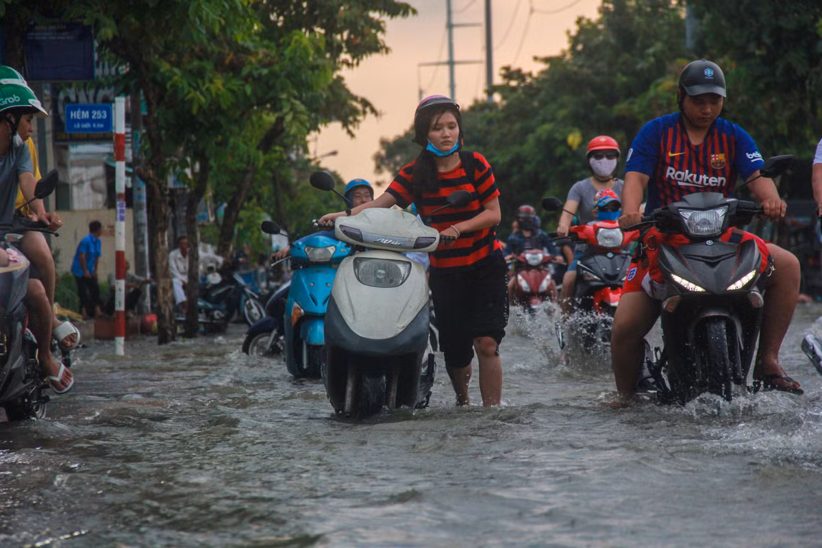 Sai Gon khong mua nguoi dan van day xe bi bom tren duong-Hinh-2