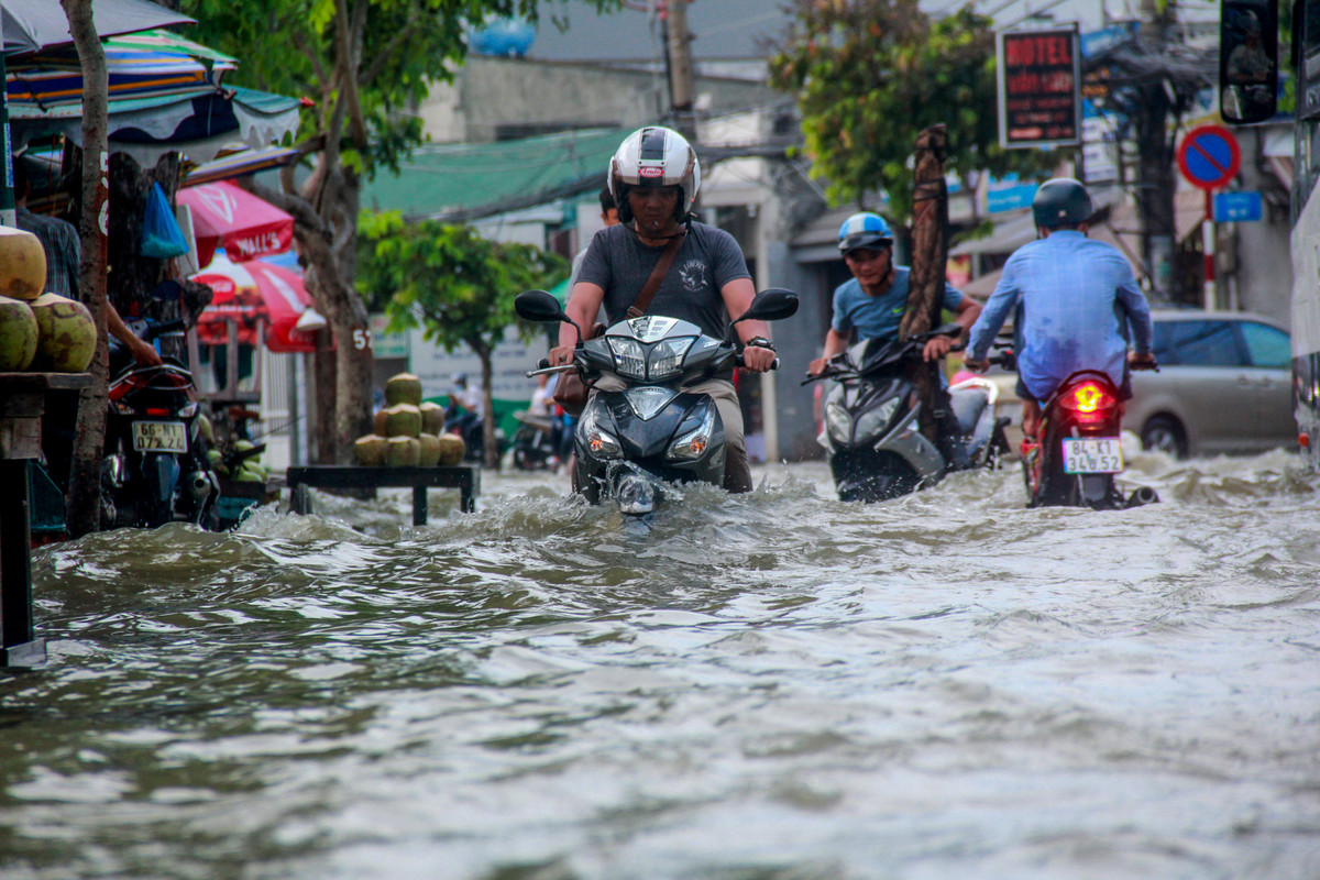 Sai Gon khong mua nguoi dan van day xe bi bom tren duong-Hinh-4