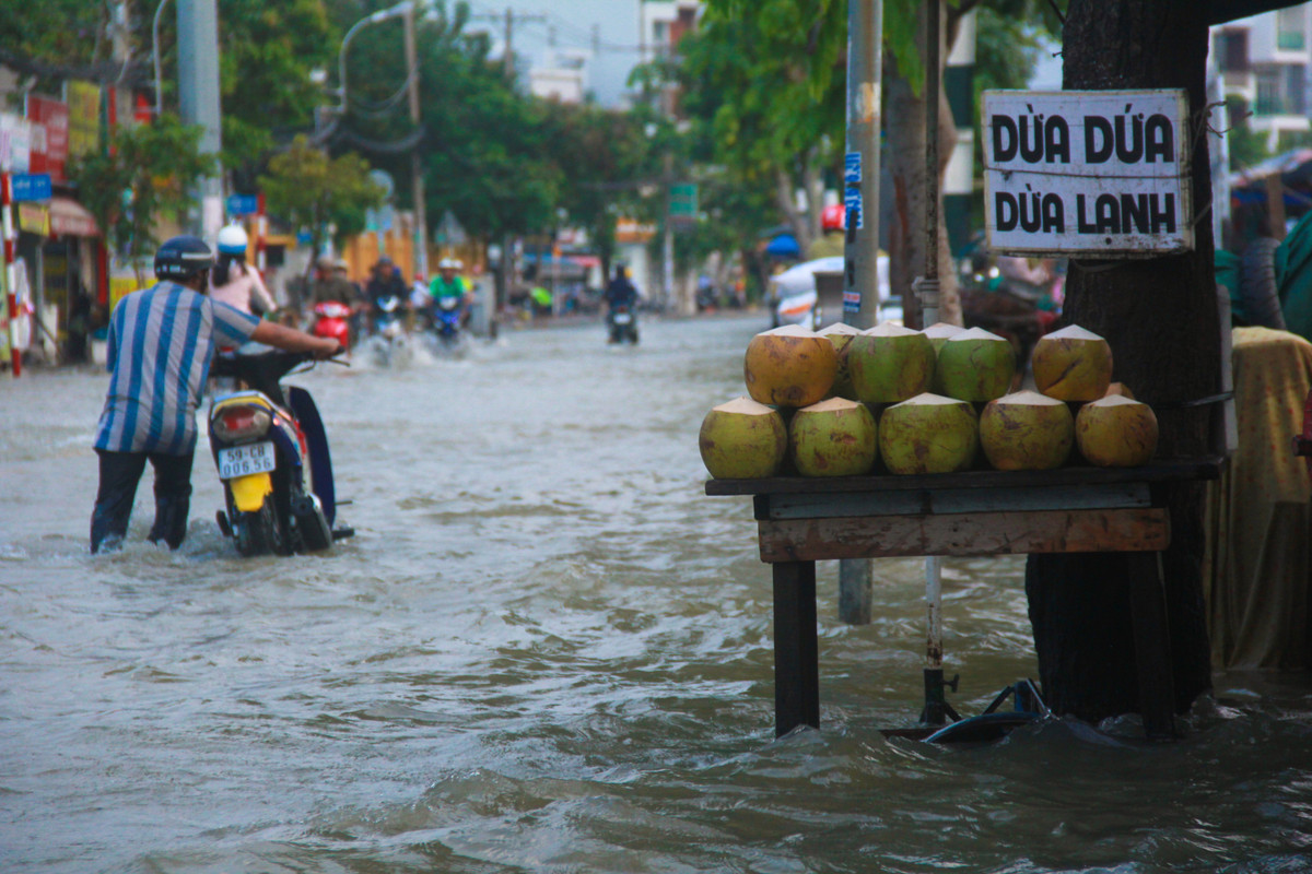 Sai Gon khong mua nguoi dan van day xe bi bom tren duong-Hinh-7