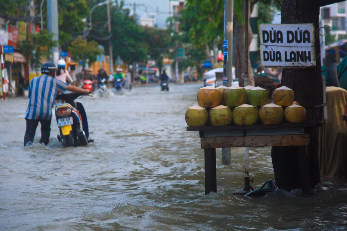Sai Gon khong mua nguoi dan van day xe bi bom tren duong-Hinh-7