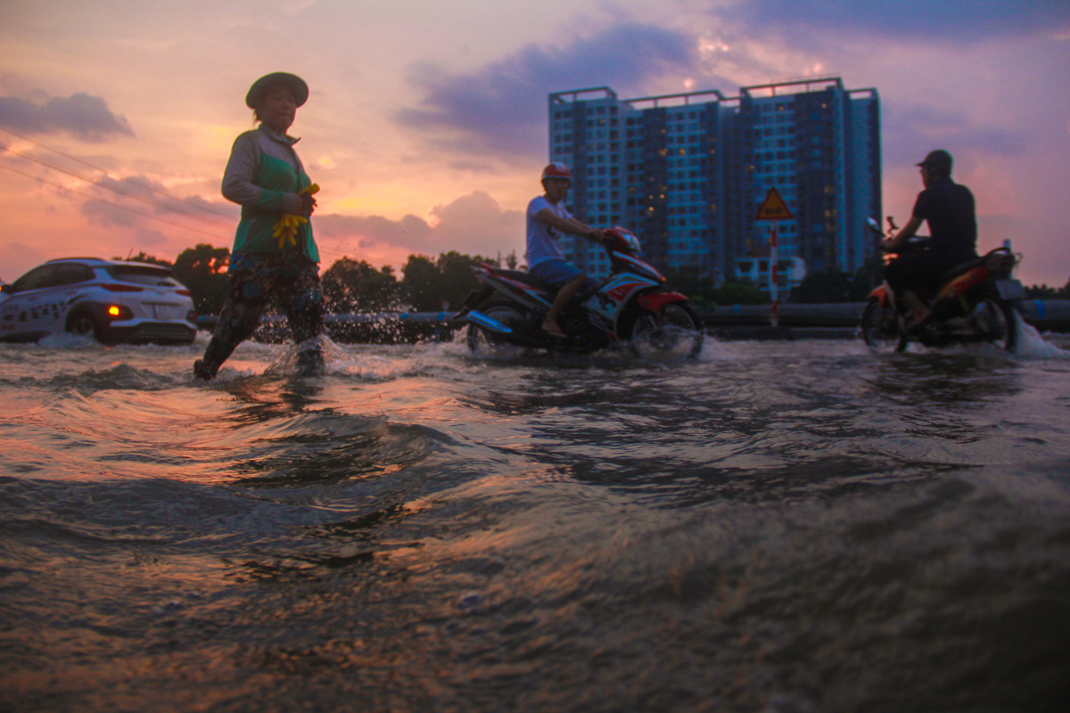 Sai Gon khong mua nguoi dan van day xe bi bom tren duong-Hinh-13