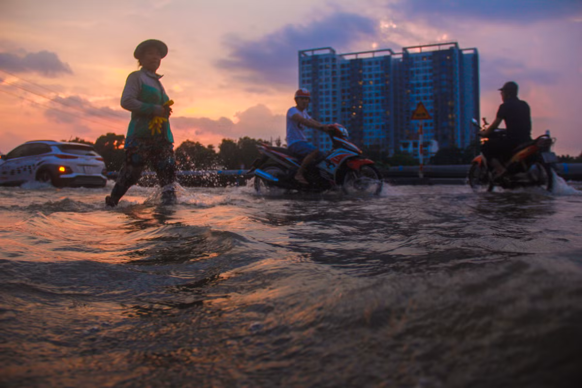 Sai Gon khong mua nguoi dan van day xe bi bom tren duong-Hinh-13