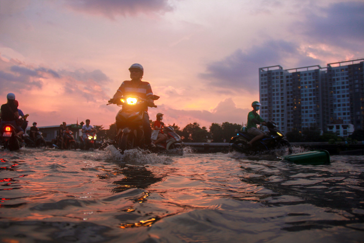 Sai Gon khong mua nguoi dan van day xe bi bom tren duong-Hinh-12