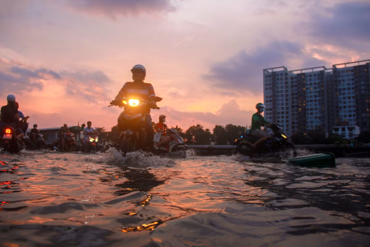 Sai Gon khong mua nguoi dan van day xe bi bom tren duong-Hinh-12