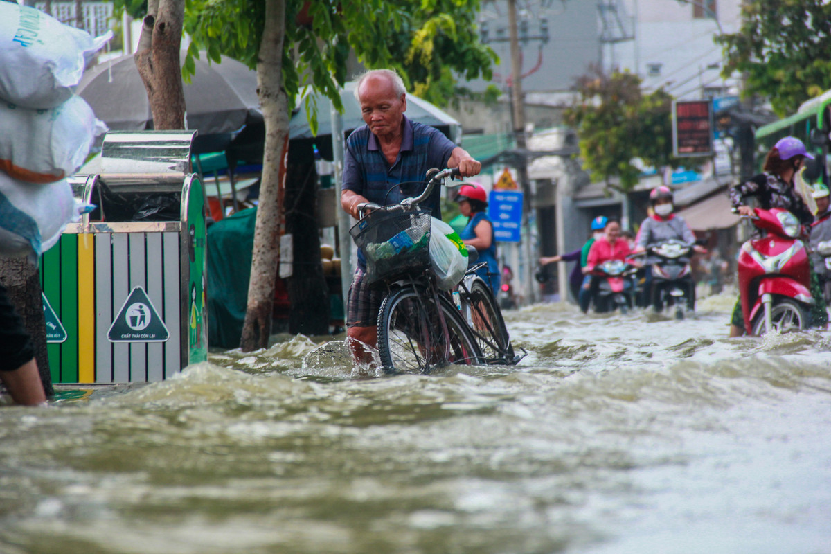 Sai Gon khong mua nguoi dan van day xe bi bom tren duong-Hinh-3
