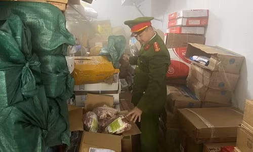 Phat hien 1,8 tan thuc pham doi mau, boc mui hoi thoi