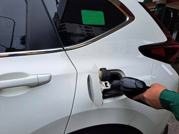 Gia xang hom nay 17/4: Tiep da giam manh?