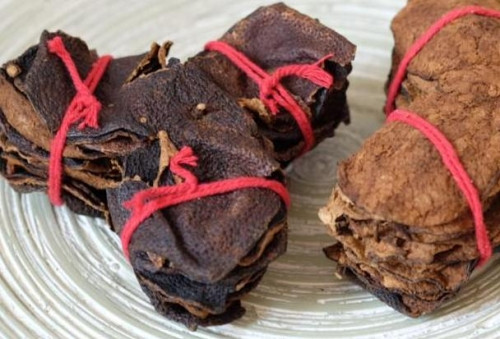 Vỏ quýt khô Đông Tạng (Trung Quốc) cũng được đánh giá là “gia vị vàng ròng” - loại gia vị mới đang được giới nhà giàu săn mua trong dịp Tết 2018 có giá 6 triệu đồng/kg cho loại vỏ quýt được chôn 6 năm dưới đất. Ảnh: VietnamNet