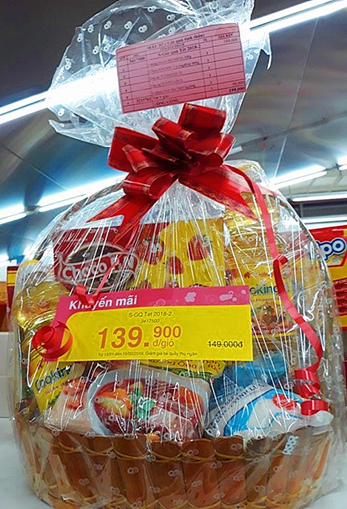 Một giờ quà Tết siêu rẻ và khá độc đáo với các loại gia vị như: đường, hạt nêm, dầu ăn...để phục vụ nhu cầu của khách hàng bình dân.